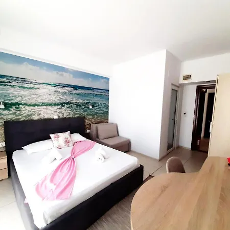 Adriano Pe Plaja Belona إيفوري نورد