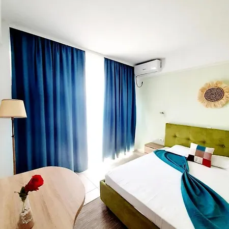 Adriano Pe Plaja Belona إيفوري نورد