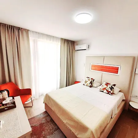 Adriano Pe Plaja Belona إيفوري نورد