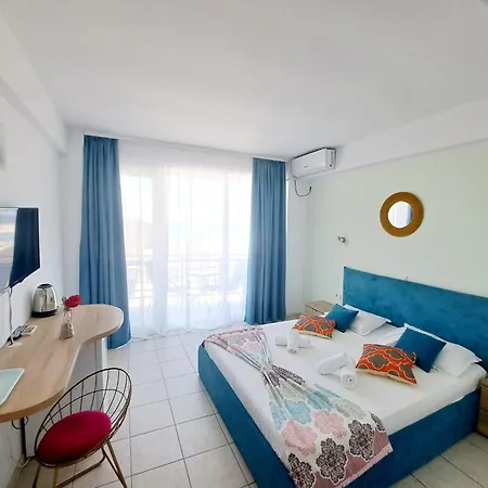 Adriano Pe Plaja Belona إيفوري نورد