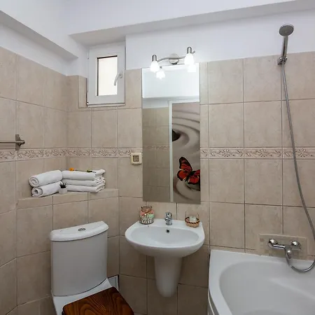 Adriano Pe Plaja Belona إيفوري نورد