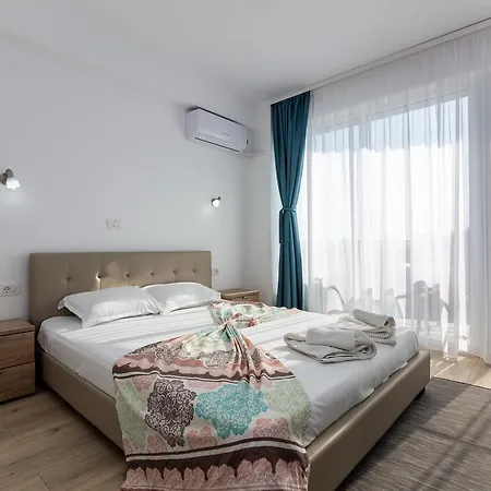 Adriano Pe Plaja Belona إيفوري نورد