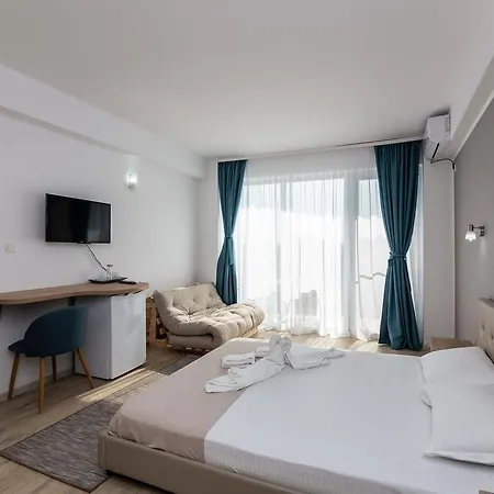 Adriano Pe Plaja Belona إيفوري نورد