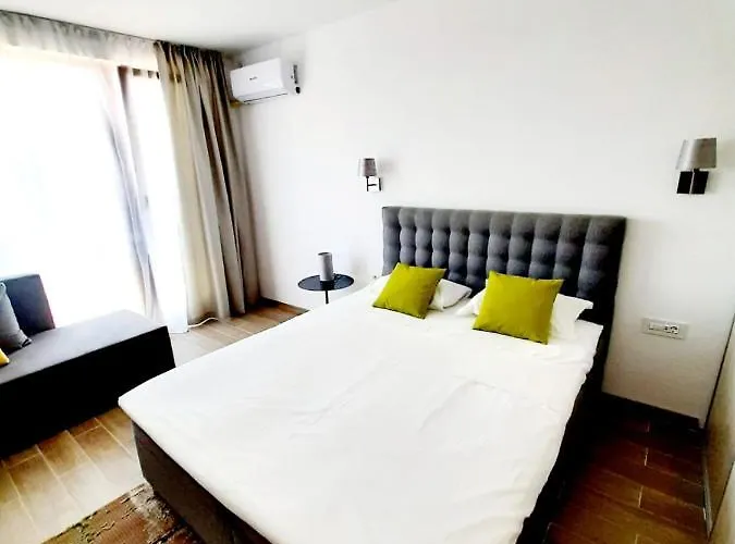 Adriano Pe Plaja Belona فندق