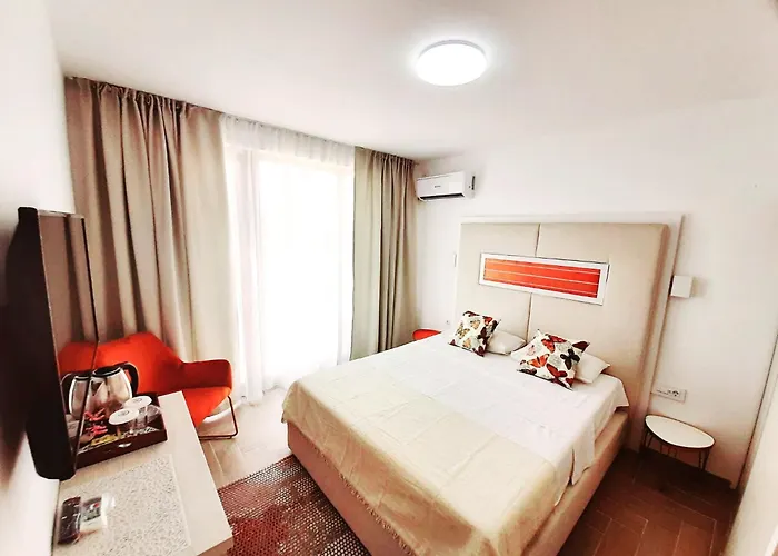 Adriano Pe Plaja Belona إيفوري نورد