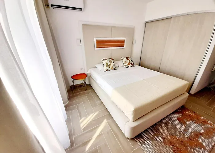 Adriano Pe Plaja Belona إيفوري نورد