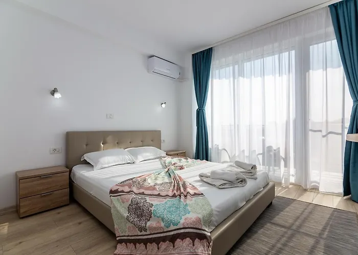 Adriano Pe Plaja Belona إيفوري نورد